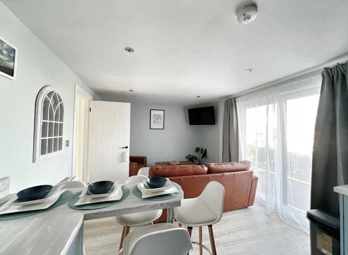 Orchard Lodge -Coastal Retreat, New Build, Village Views, Private Garden And Terrace Saint Brides Major Bagian luar foto
