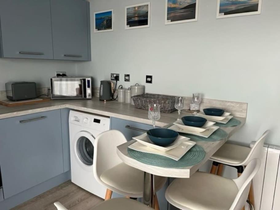 Orchard Lodge -Coastal Retreat, New Build, Village Views, Private Garden And Terrace Saint Brides Major Bagian luar foto